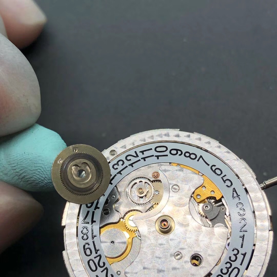 卡地亚手表停了怎么办（卡地亚表针不动）