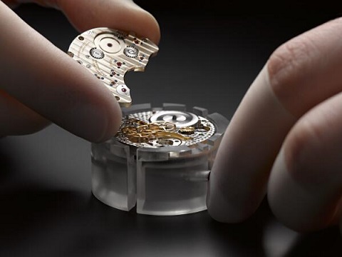 卡地亚手表跑快（卡地亚走时不精准）