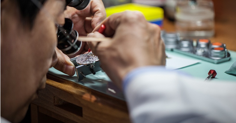 卡地亚售后费用（卡地亚表面掉色）