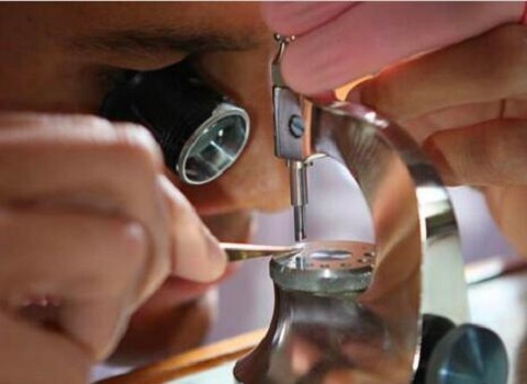 卡地亚手表轴断了要多少钱维修（卡地亚发条卡顿）